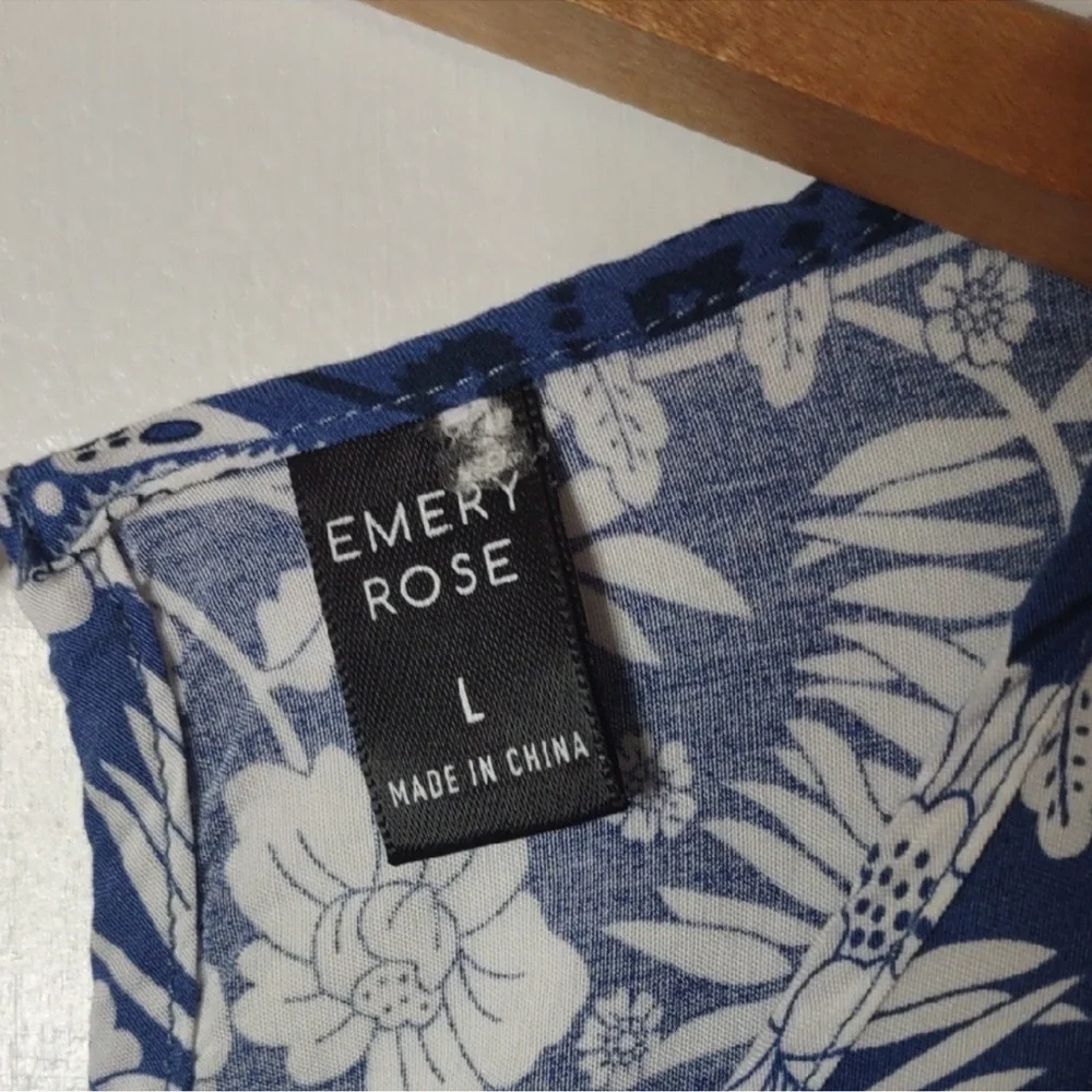 Emery Rose Floral Blue and White Dress
Size Large - Picture 2 of 3